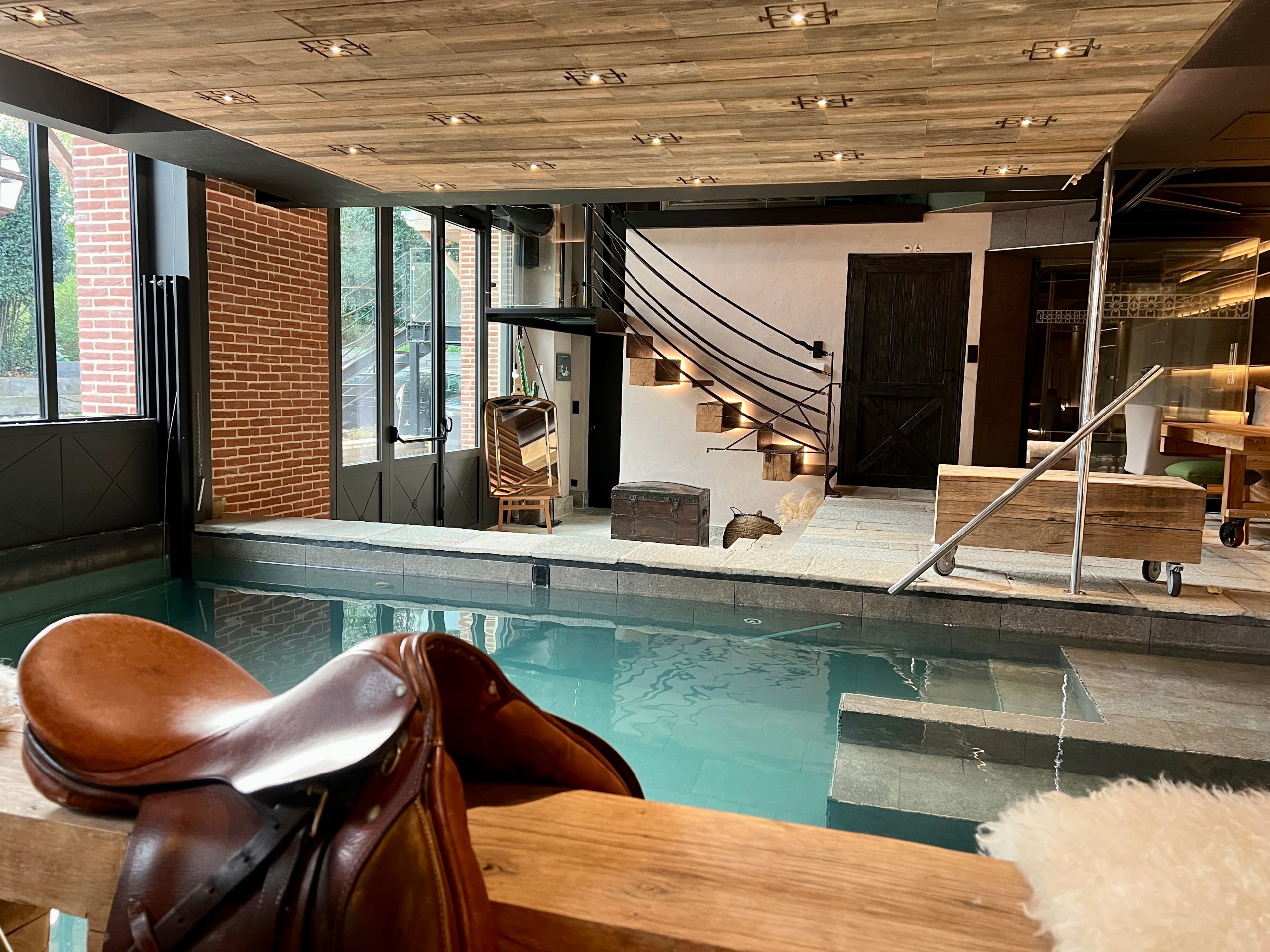 Une piscine intérieure extérieure de 13,5 m de long est accessible toute l'année.