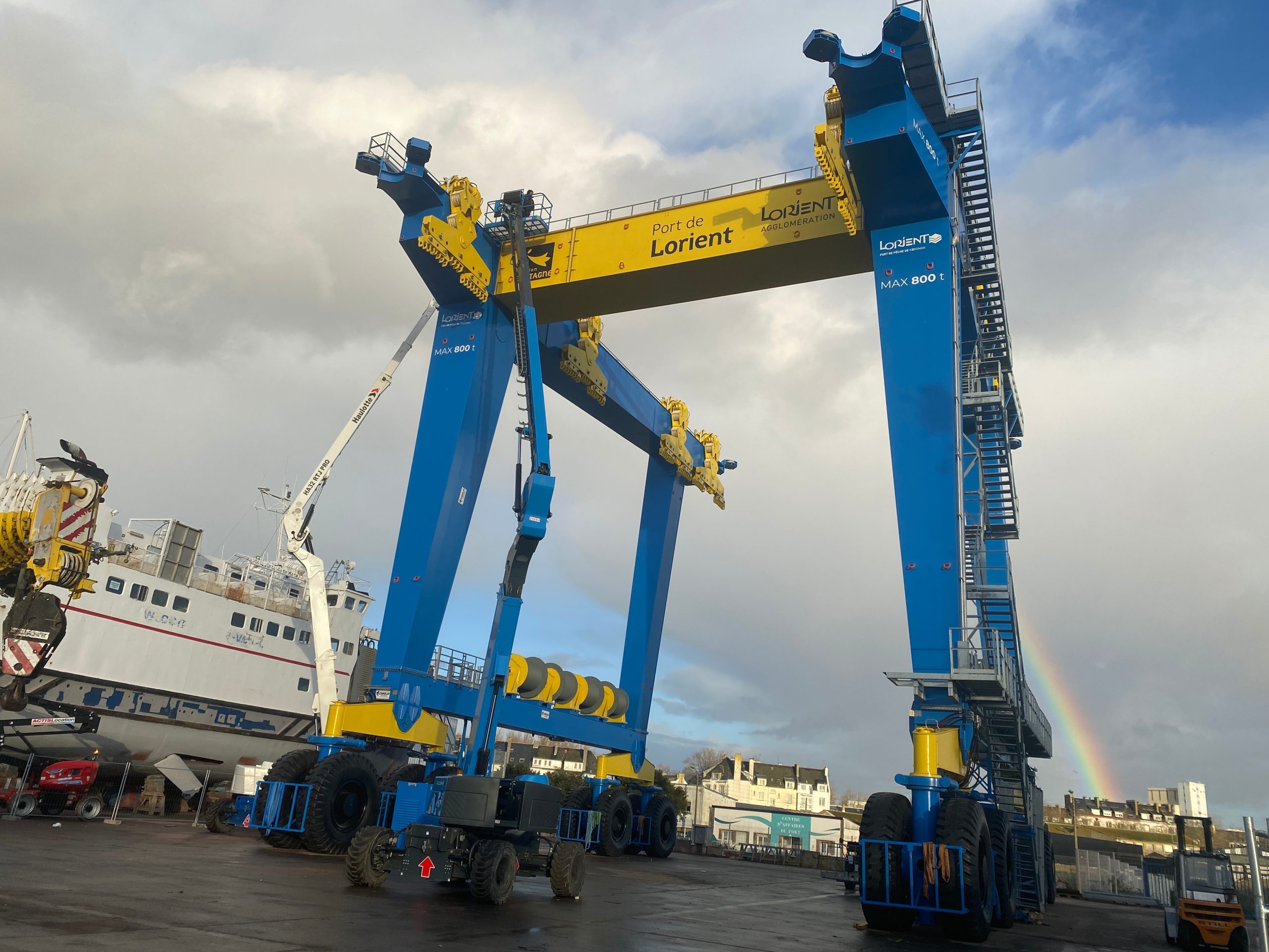 La nouvelle machine capable de soulever 800 tonnes est installée sur l'aire de réparation navale de Lorient-Keroman