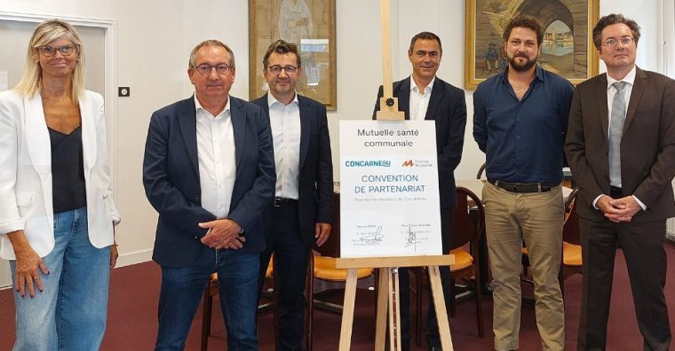 Signature de la convention entre France Mutuelle et la Ville de Concarneau. De gauche à droite : Fabienne Le Calvez, première adjointe ; Marc Bigot, maire de Concarneau ; Claude Emmenecker, directeur commercial France mutuelle ; Jérémie Kuczma, directeur développement ; Thibault Gama, directeur du CCAS ; Olivier Barthélémy, directeur général France Mutuelle.
