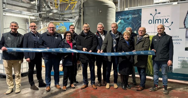 Robert Clapham (au centre) inaugure les nouvelles lignes de production de site de Guétavet (56)