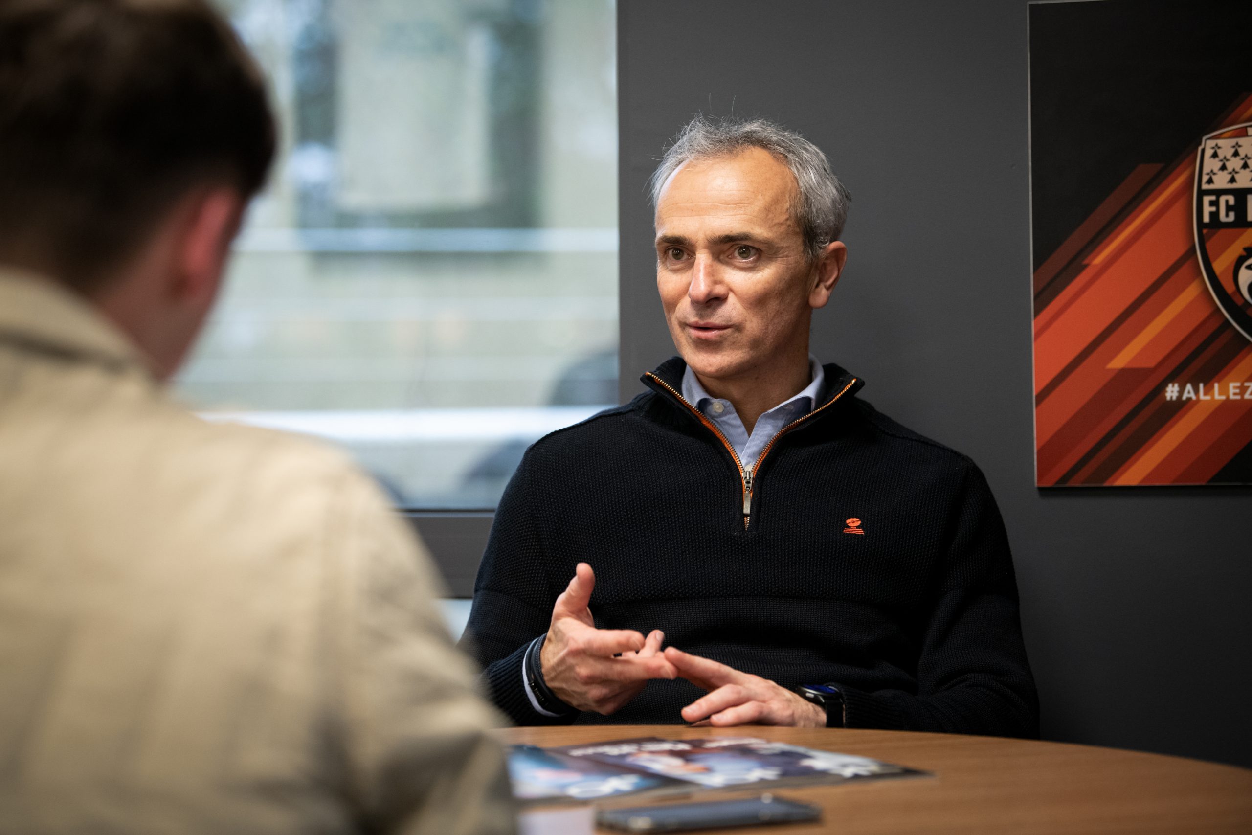 Arnaud Tanguy a eu une carrière de footballeur professionnel à Brest, Caen et au RC Paris avant de prendre sa retraite en 2001.