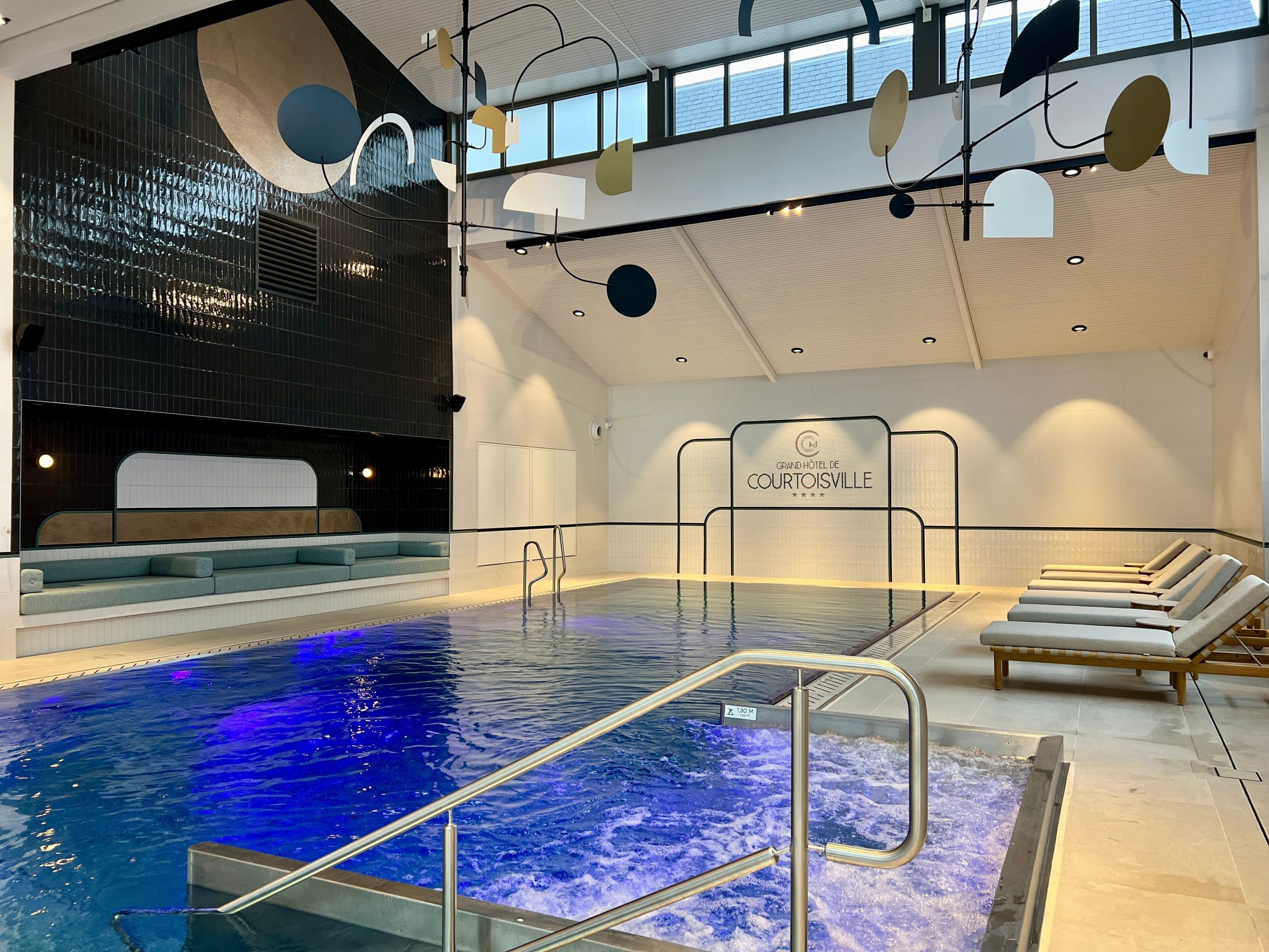 La piscine intérieur s'étire sur 14 m de long.