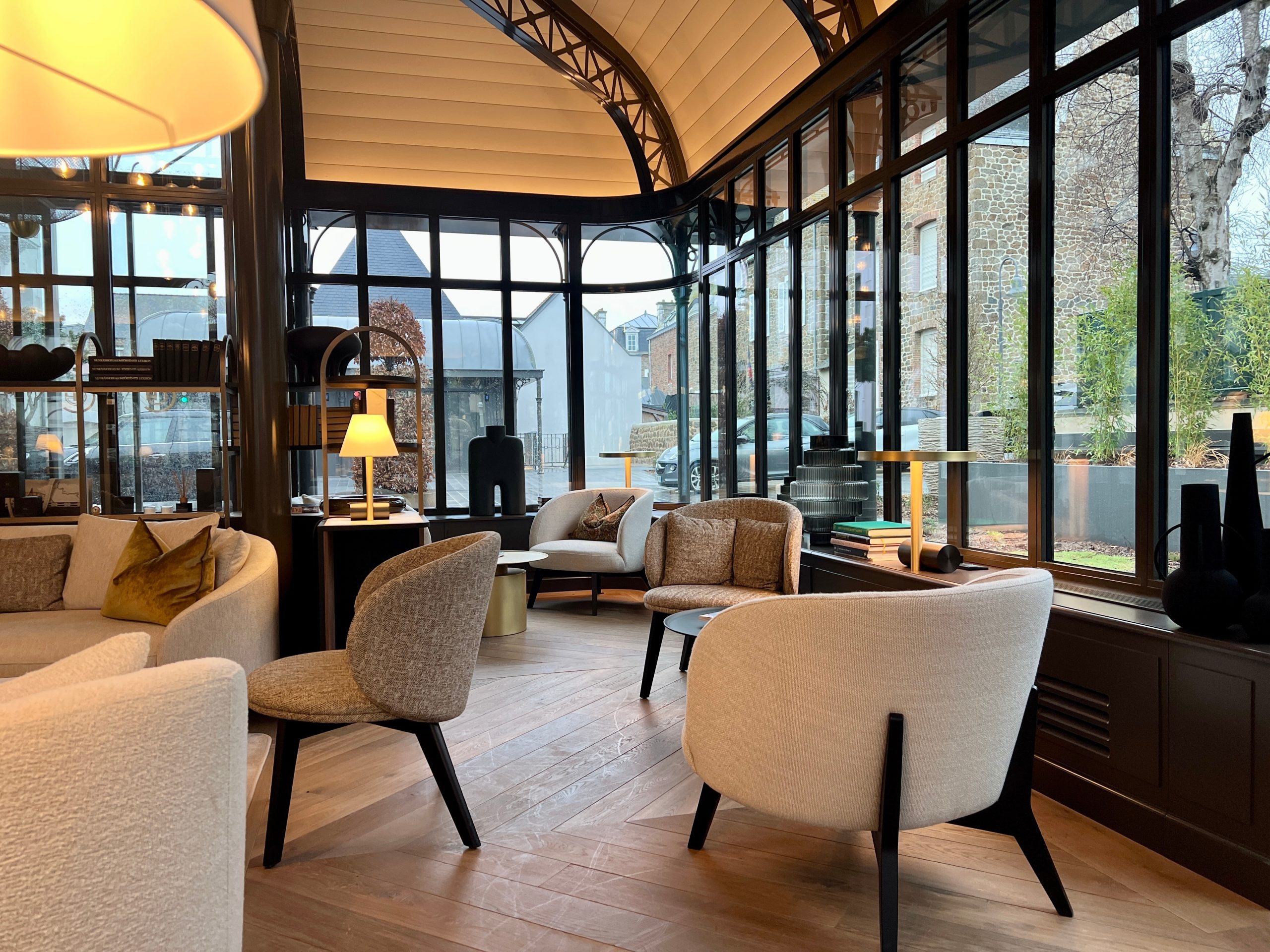 Une verrière Eiffel abrite les convives à leur arrivée dans l'hôtel.