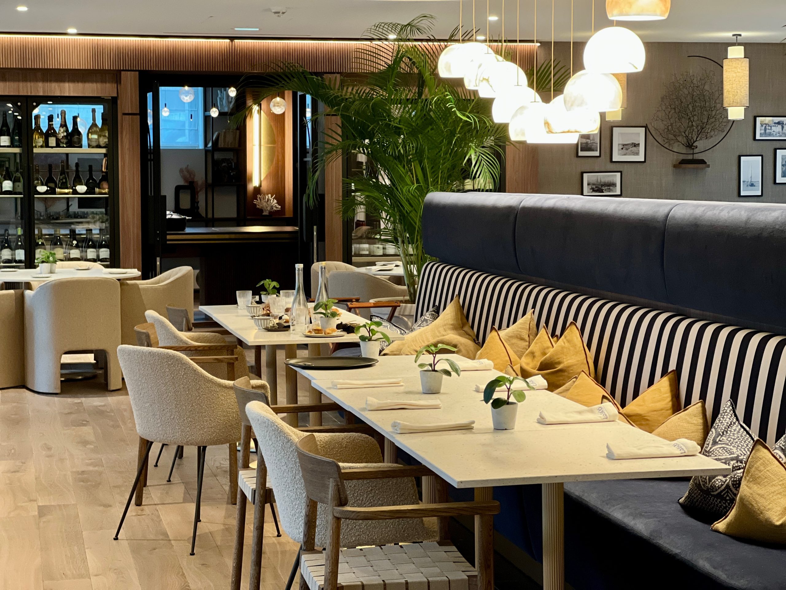 Le restaurant de l'hôtel, le 1906, dispose de 80 couverts à l'intérieur complétés par 50 couverts en terrasse.