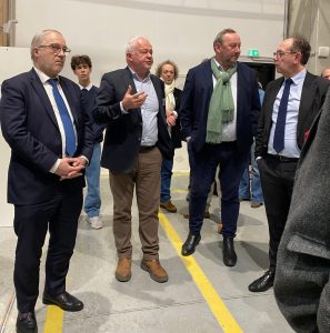 De g. à dr. : Fabrice Loher, président de Lorient Agglomération, Nicolas Abiven, directeur des opérations de la SMAF, David Robo, président de Vannes Agglomération et Michaël Gasly, préfet du Morbihan