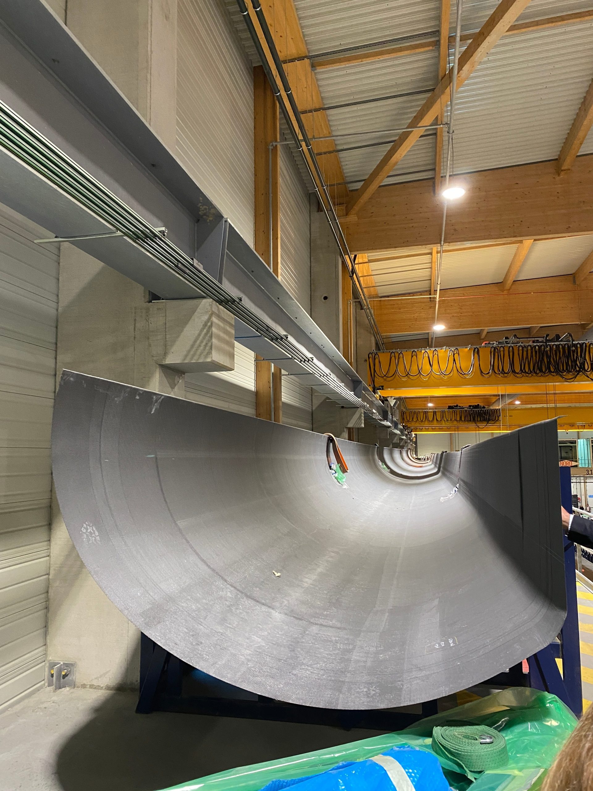 Un mât de 55 mètres de long en phase de finition