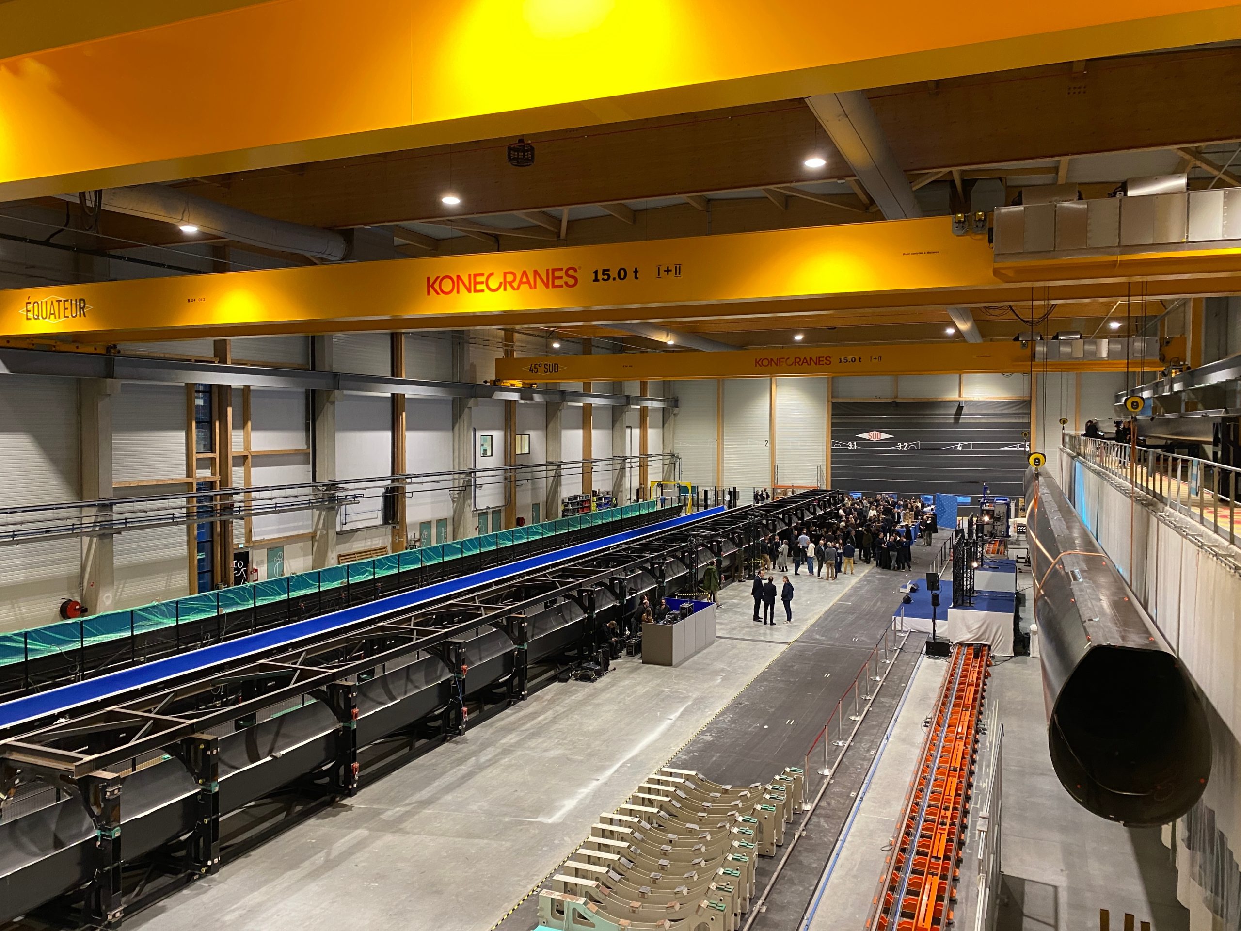 4 000 m2 de surface de production et un rail de drapage de 70 mètres de long, unique au monde
