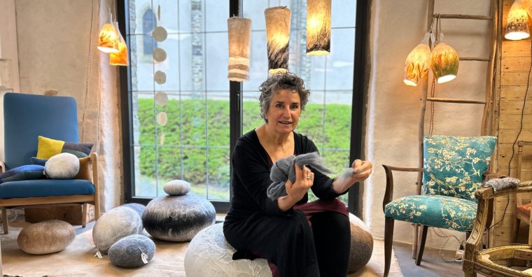 Illustration de l'article TALENTS D’ICI. Frédérique Gervasoni feutre la laine comme elle tapisse les fauteuils