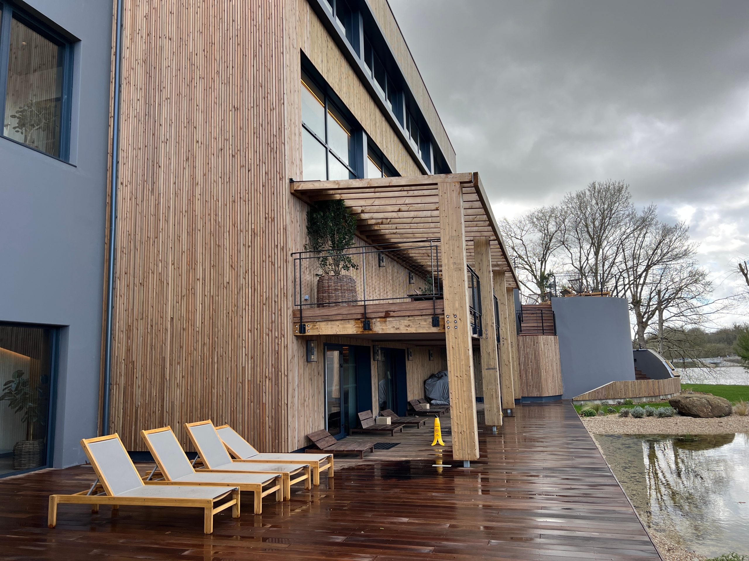L’unification architecturale de l’ensemble est notamment assuré par un bardage bois sur la façade côté lac.