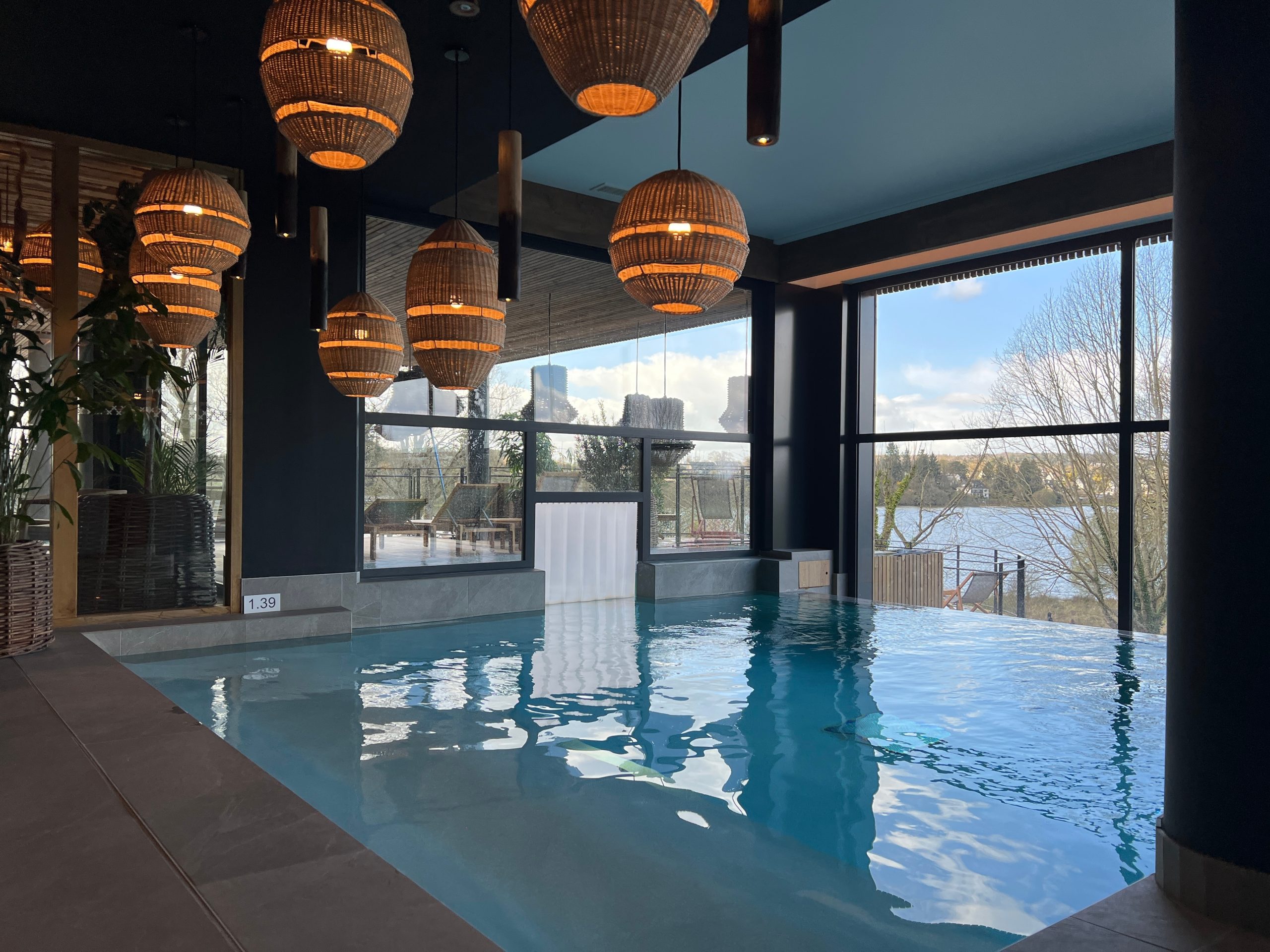 Le spa a été pensé comme un parcours immersif ponctué de différents espaces.