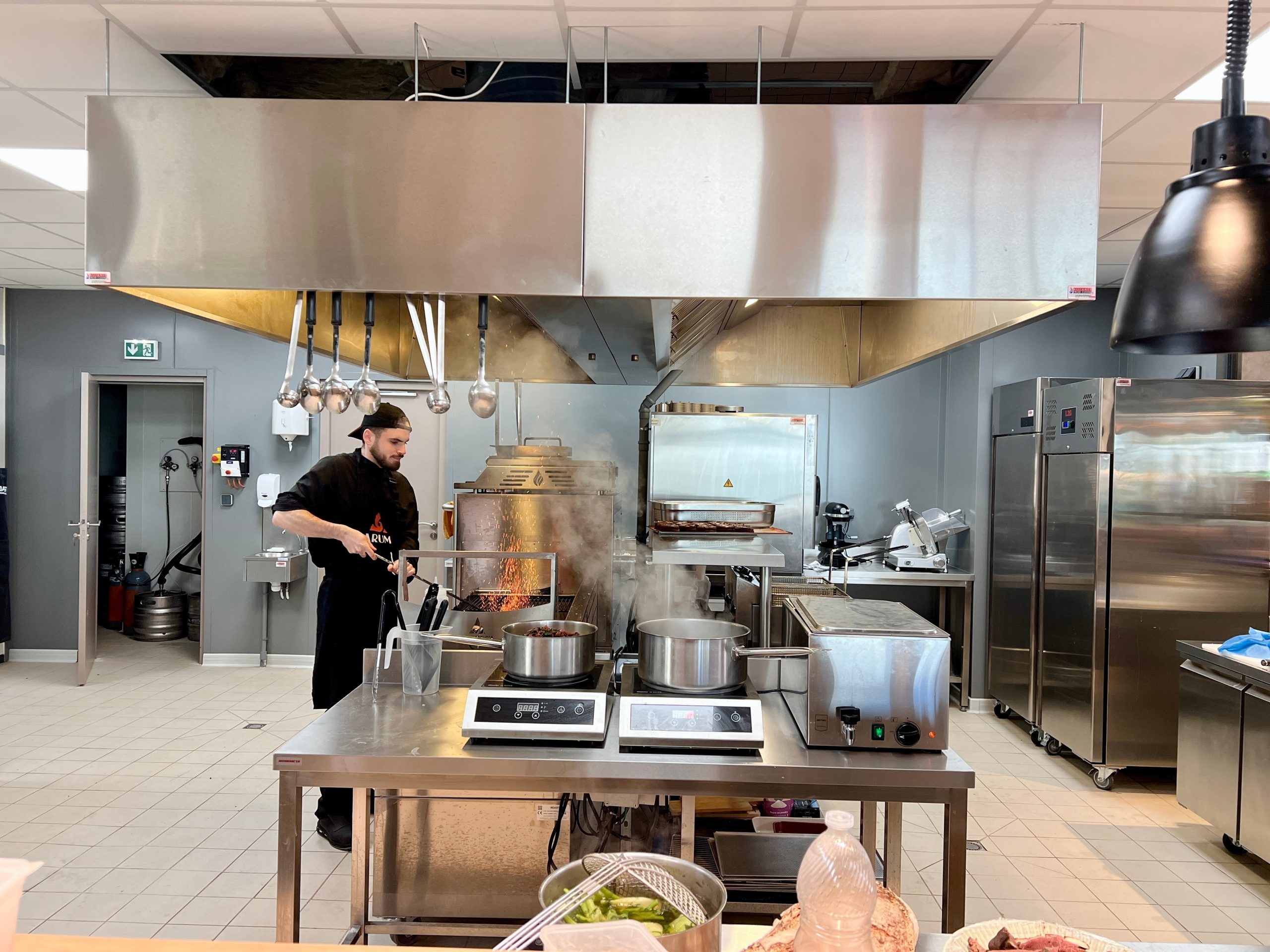 L'offre culinaire s'articule autour de la cuisson à la braise.