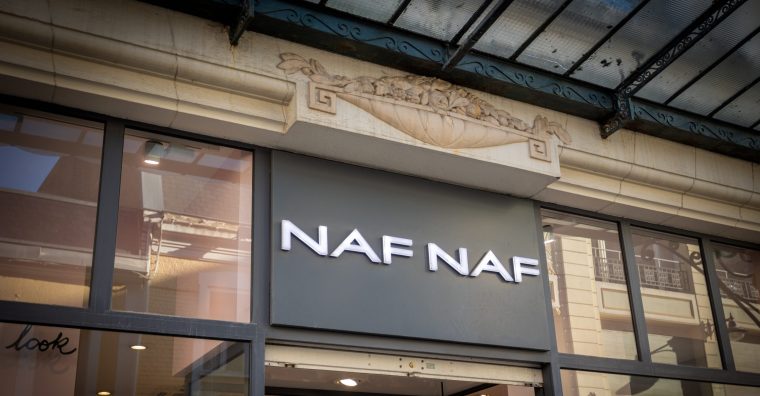 L'enseigne Naf Naf, détenue par le groupe Beaumanoir, fera son retour le 9 septembre 2026 dans le réseau de magasins La Halle