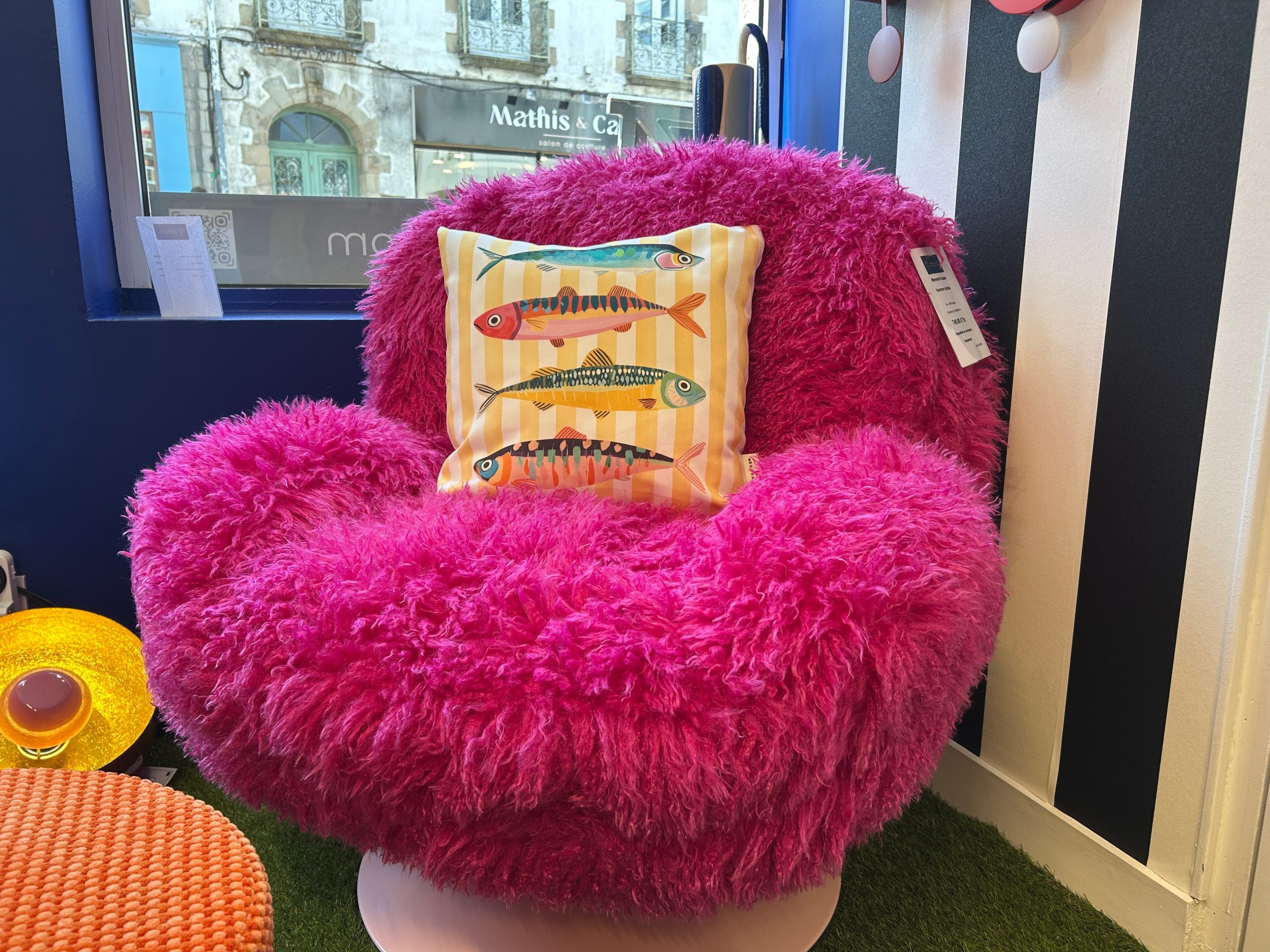 La boutique abrite des pièces uniques comme ce fauteuil.