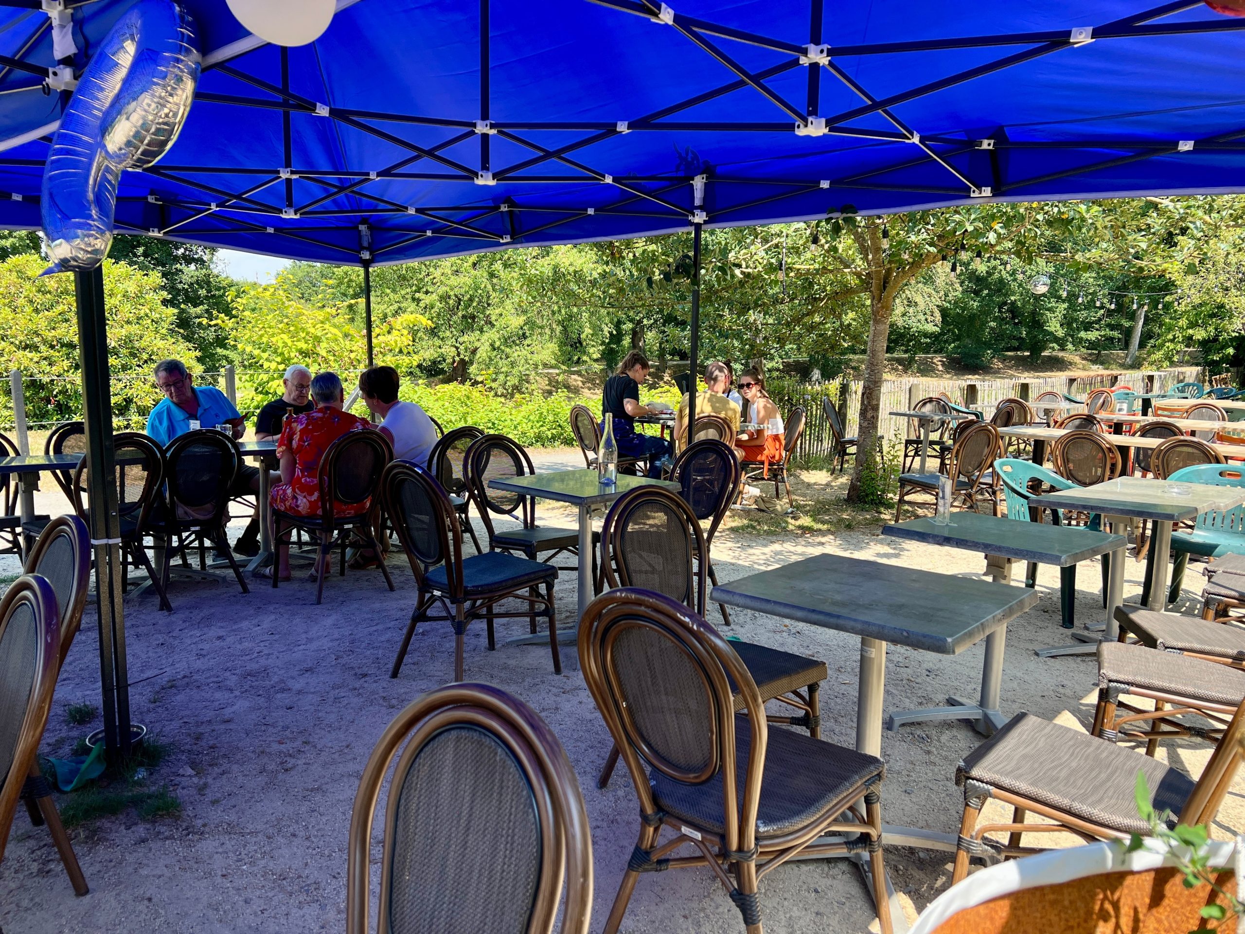 La terrasse peut accueillir jusqu'à 120 convives.
