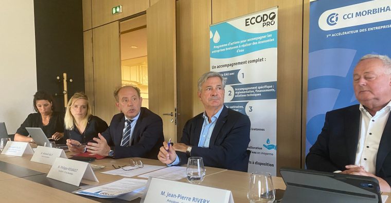 Réunion d'information à la CCI du Morbihan sur le programme Ecodo Pro. De gauche à droite : Camille Fraslin, cheffe de projet Ecodo Pro pour Bretagne Compétitivité, Agnès Callou, sous-préfète, Michaël Galy, préfet du Morbihan, Philippe Rouault, président CCI 56 et Jean-Pierre Rivery, président CCI Bretagne