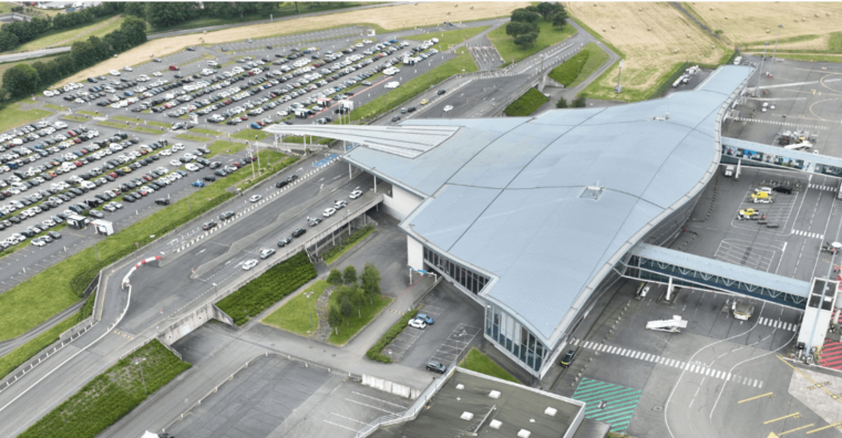 L'aérogare de Brest (2007) peut accueillir jusqu'à 1,4 million de passagers par an