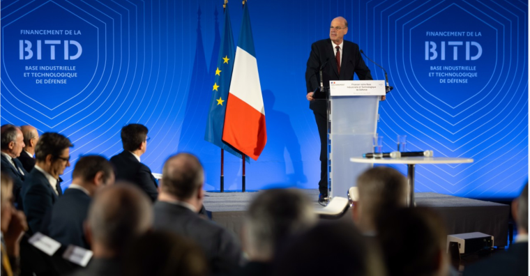 Eric Lombard, ancien ministre de l’Économie, des Finances et de la Souveraineté industrielle et numérique s’adresse aux industriels de l’armement français en mars 2025 à Bercy