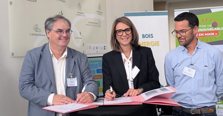 Olivier Dehaese (président du SDE35), Elodie Frefield (directrice territoriale Ille-et-Vilaine de la Banque des Territoires) et David Jugan (premier adjoint au maire de Bain-de-Bretagne).