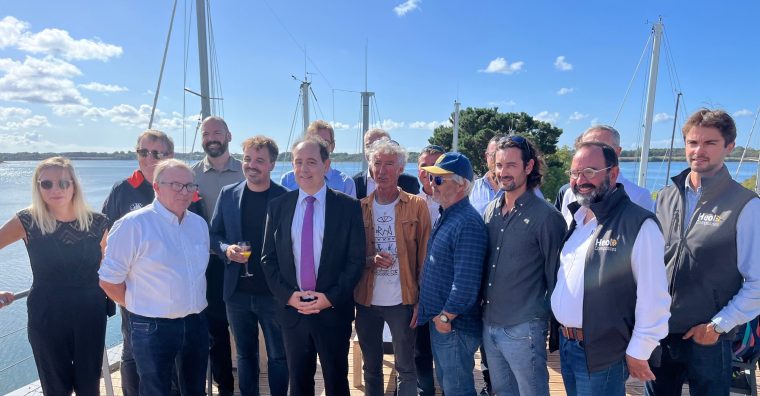 Le préfet du Morbihan, Michaël Galy entouré de représentants de Golfe du Morbihan Vannes agglomération, d'Auray Quiberon Terre Atlantique d'Arc Sud Bretagne et des entreprises du secteur maritime.