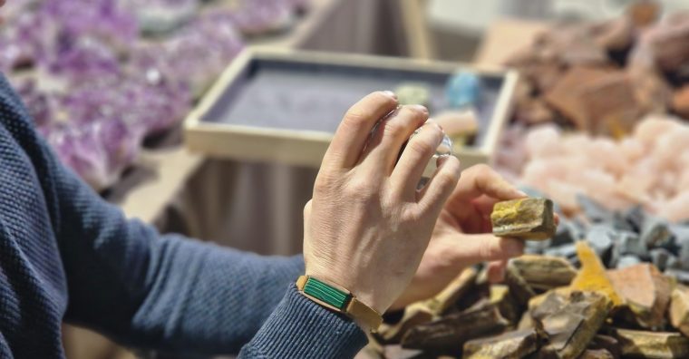 Illustration de l'article ENTRETIEN. Breezin : le bracelet connecté en pierres naturelles qui séduit les skippers de la Route du Rhum